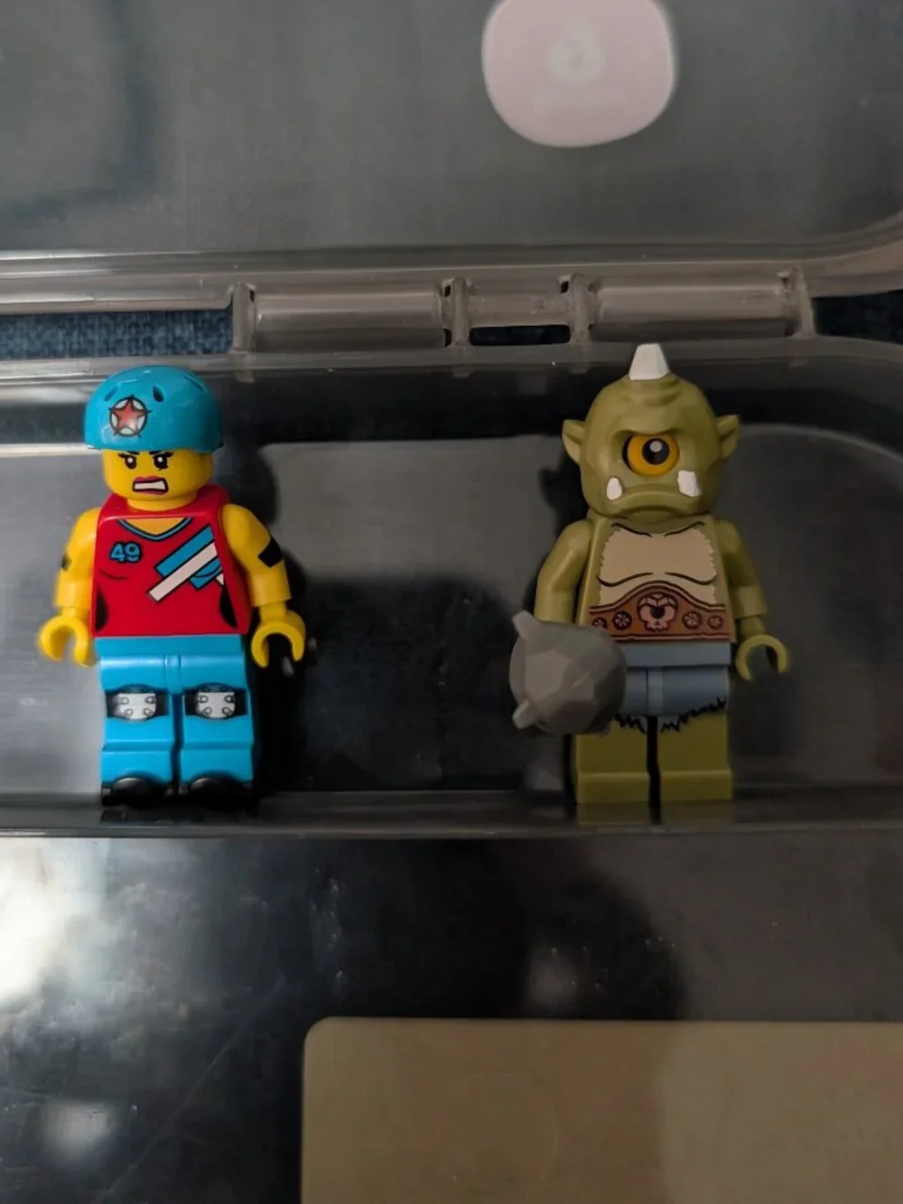 Lego Series 9 minifigure storage case with 2 figures